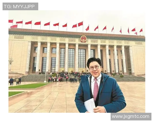 霍启刚亲自为足球明星颁奖展现对体育事业的支持与热爱 霍启刚亲自为足球明星颁奖展现对体育事业的支持与热爱