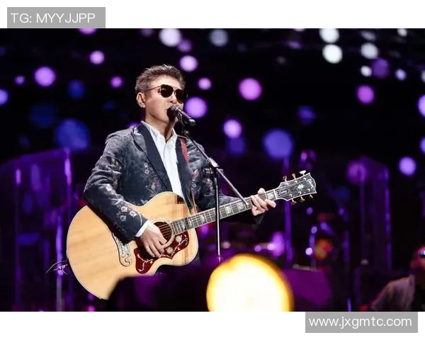 孤独的足球明星在绿茵场上诉说爱的心声与孤寂的真实感受